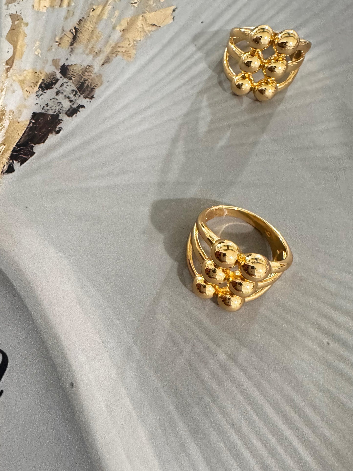 Anillo “Orbe Solar” – Dorado con diseño moderno
