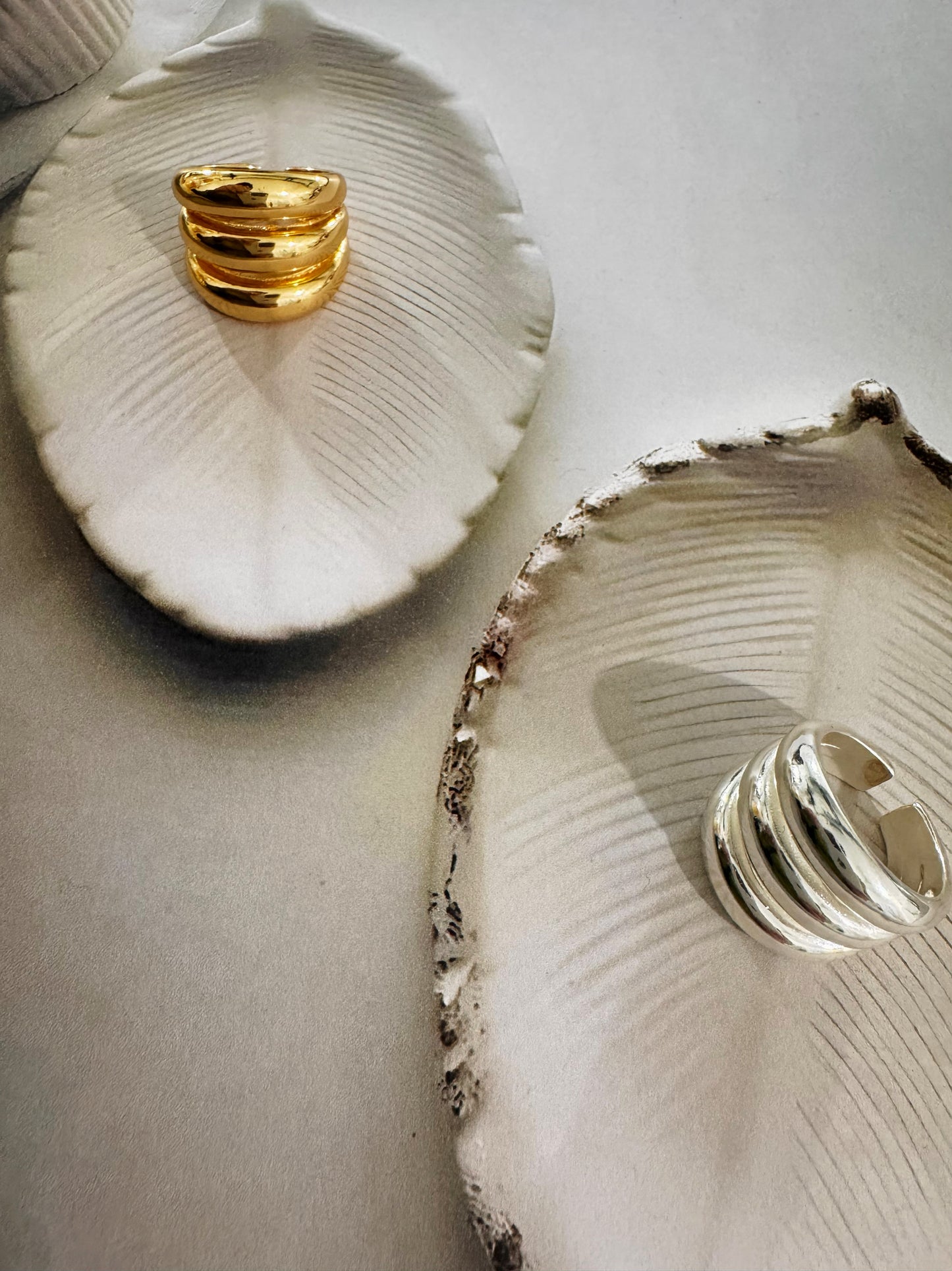 Anillo “Waves” – Diseño envolvente y elegante