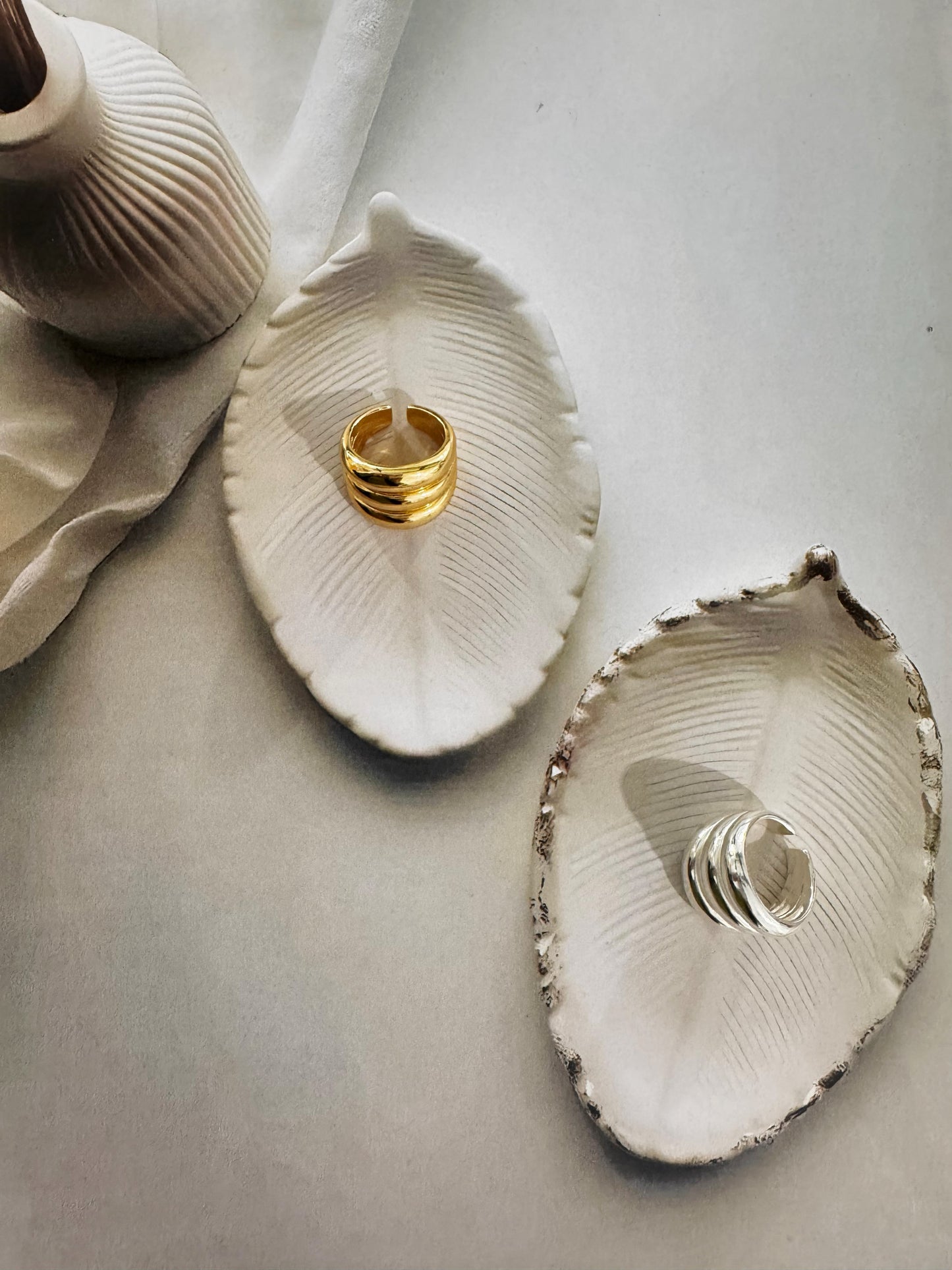 Anillo “Waves” – Diseño envolvente y elegante