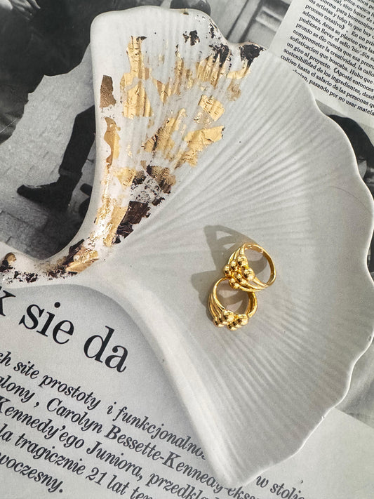 Anillo “Orbe Solar” – Dorado con diseño moderno