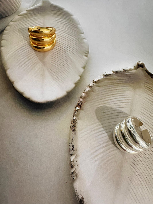 Anillo “Waves” – Diseño envolvente y elegante